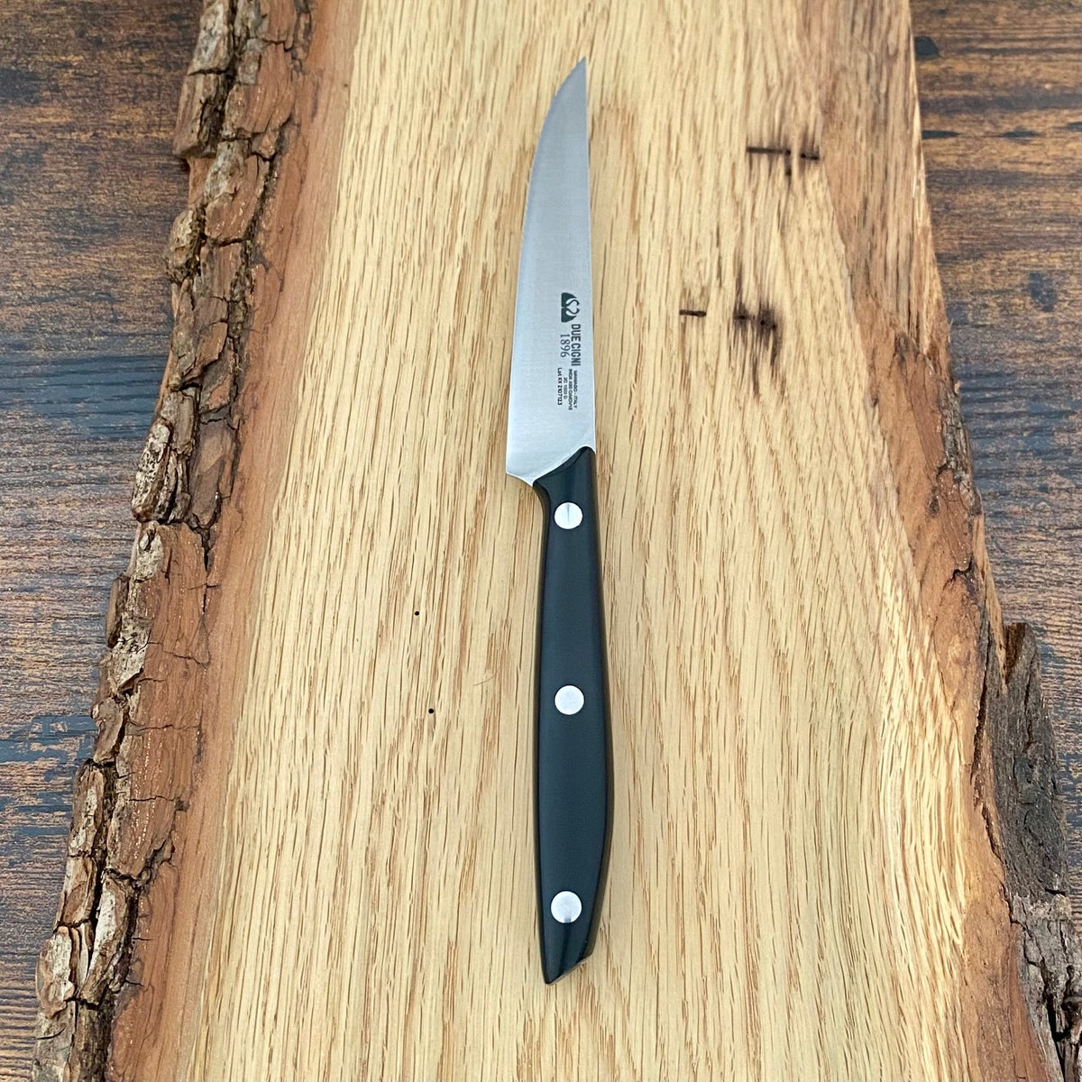 Steakmesser von Due Cigni mit Griff aus widerstandsfähigem POM und Klinge mit Wellenschliff.