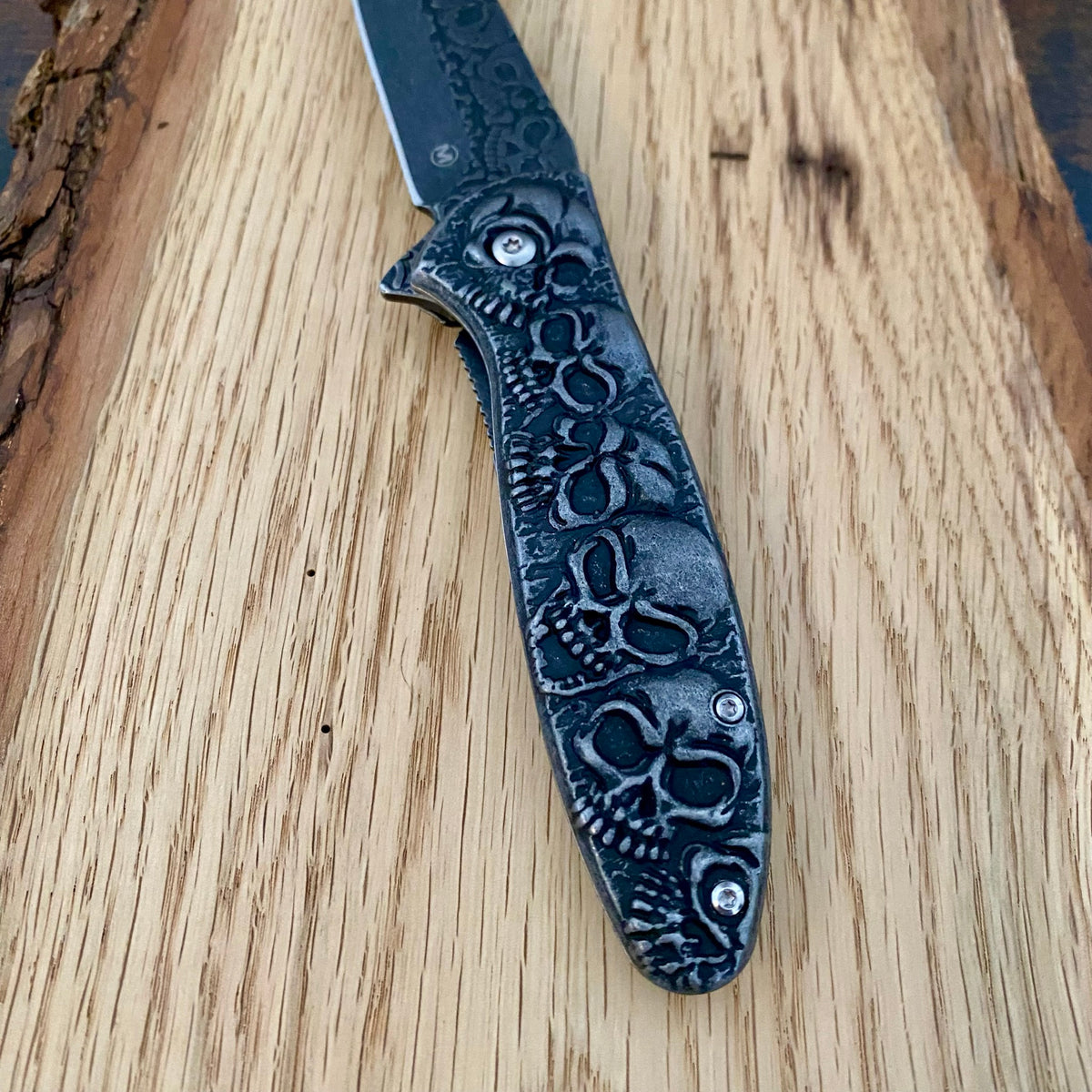 Taschenmesser DIa de los Muertos, Klinge und Griff verziert mit Totenköpfen. Böker Solingen