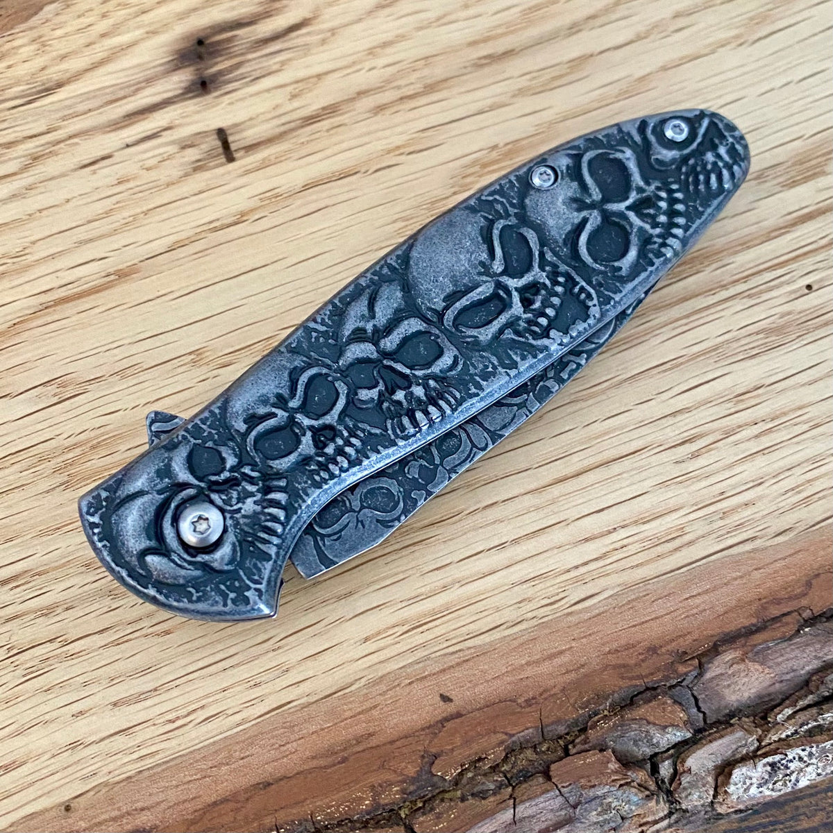 Taschenmesser DIa de los Muertos, Klinge und Griff verziert mit Totenköpfen. Böker Solingen
