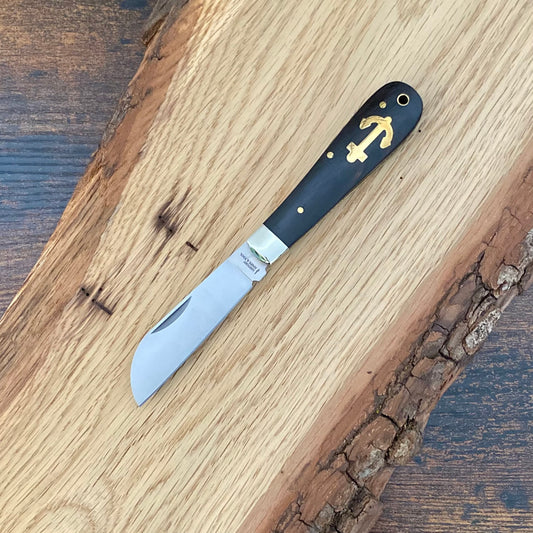 Taschenmesser Anchor Knife  mit Griff aus seewasserbeständigem Ebenholz und einem hierin aufwändig eingelegten Anker aus massivem Messing.